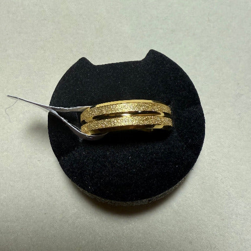 The shimmering effect on the band not only adds depth and sophistication to the design, but also helps to subtly camouflage minor scratches making it an excellent choice for daily wear.