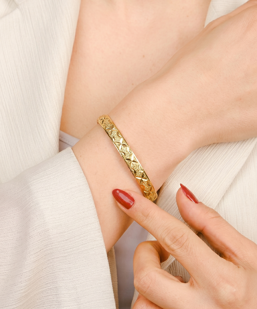 DIAMOND CUT GOLD BANGLE