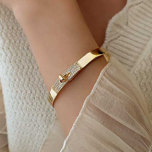 Exquisite Zirconia Twirl-Lock Bangle Bracelet