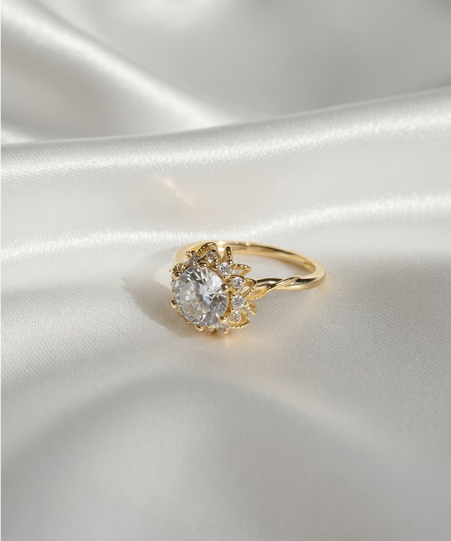 GOLD CLUSTER RING