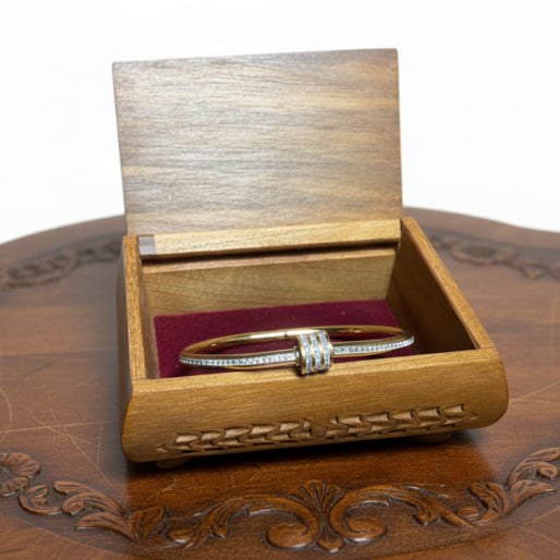 Detail of the zircon adornment in the gold bracelet.