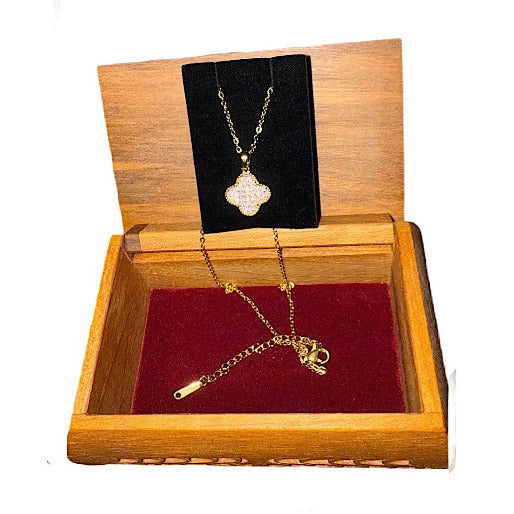 This gold version radiates warmth and classic elegance, highlighting the iconic four-leaf clover motif and its association with luck and fortune.