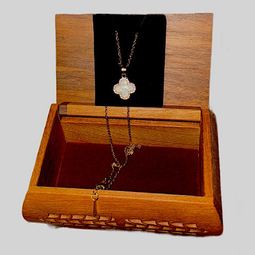 Classic yellow gold chain with a white clover pendant with meticulous craftsmanship.