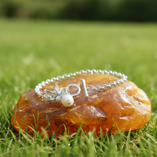 The robust chain beautifully complement the toggle clasp, which is clearly visible with its bar and ring mechanism.