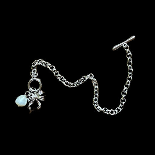 Detail of the bracelet, with gorgeous aesthetic , and defined charms.