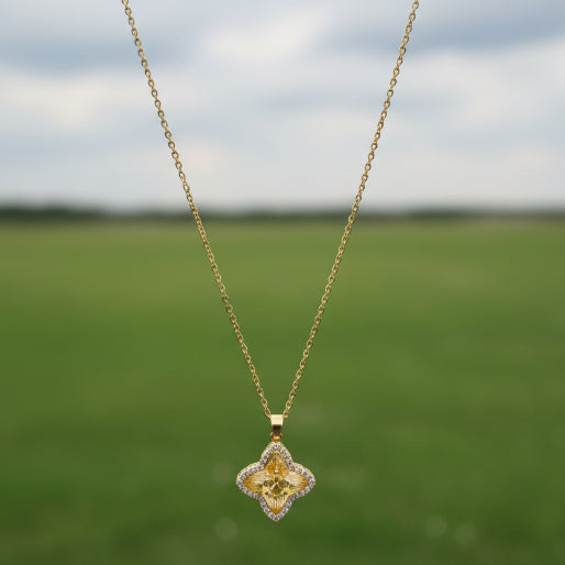 Showing details of the gold chain where the clover pendant is suspended. Elegant piece that is a must have.