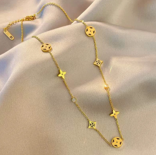 The delicate chain shows a lightweight and comfortable wear, perfect for layering or as stand alone statement piece.