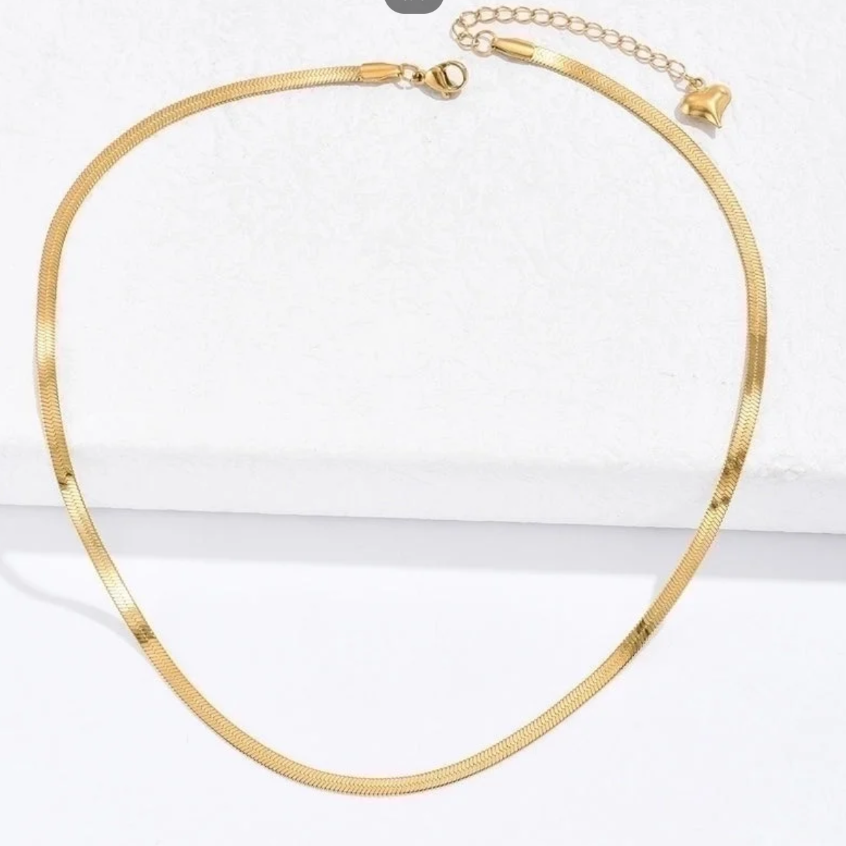 This chains stands out due to its clean lines and consistent width, emphasizing its role as a versatile and sophisticated accessory.