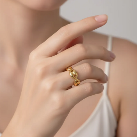 Gold ring ring on a finger. The polished finish and robust chain links give it a contemporary yet classic appeal, suitable for everyday wear or as a statement piece. 