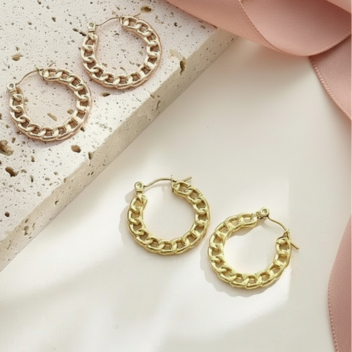 Here we can see the two set of hoop earrings, in gold and rose gold finish.