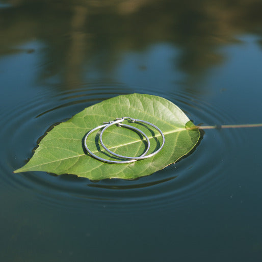 These hoop earrings feature a hinge post closure mechanism, allowing them to be securely fastened. 